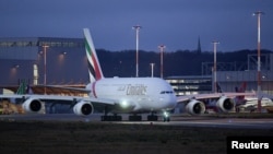 An Airbus A380 takes off after Airbus makes its last ever delivery of an A380 to Emirates in Hamburg-Finkenwerder, Germany, December 16, 2021. (REUTERS/Fabian Bimmer)