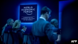 ARCHIVO - Participantes esperan por una sesión del Foro Económico Mundial de Davos, el 16 de enero de 2024.