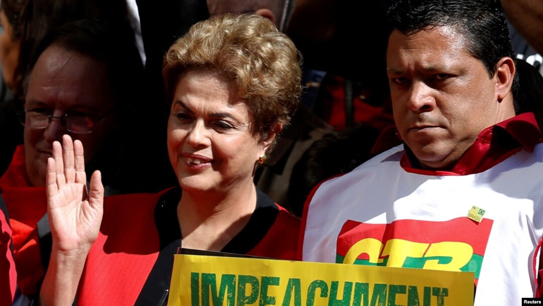 Presiden Brazil Dilma Rousseff dengan poster yang bertuliskan “Pemakzulan tanpa tindakan kriminal adalah kudeta." Sao Paulo, Brazil. (Foto: REUTERS/Paulo Whitaker)