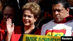 Presiden Brazil Dilma Rousseff dengan poster yang bertuliskan “Pemakzulan tanpa tindakan kriminal adalah kudeta." Sao Paulo, Brazil. (Foto: REUTERS/Paulo Whitaker)