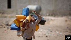 Mtoto wa kiume akienda kujaza maji kwa ajili ya matumizi ya nyumbani mjini Sanaa, Yemen, Oktoba 13, 2015.