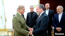 اکسیوس می‌گوید عراقچی در دیدارهای خود در اسلام‌آباد، طرح کنار گذاشتن مسئله هسته‌ای را مطرح کرده است.