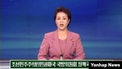 지난 4일 북한 조선중앙TV 아나운서가 박근혜 대통령을 실명으로 비난하며 경제 건설과 핵무력 건설의 '병진노선'을 계속 추진하겠다고 밝힌 국방위원회 정책국 대변인 성명 내용을 전하고있다.