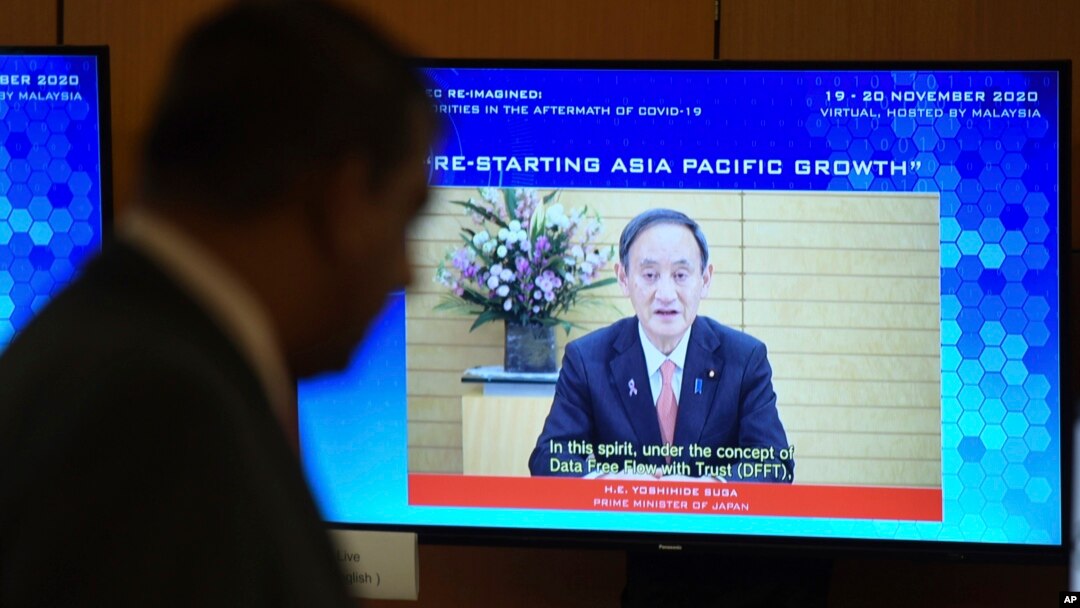 នាយករដ្ឋមន្ត្រីជប៉ុនលោក Yoshihide Suga ថ្លែងនៅក្នុងកិច្ចប្រជុំរបស់កិច្ចសហប្រតិបត្តិការសេដ្ឋកិច្ចតំបន់អាស៊ីប៉ាស៊ីហ្វិក (APEC) ដែលធ្វើឡើងតាមអនឡាញ នៅទីក្រុងគូឡាឡាំពួ ប្រទេសម៉ាឡេស៊ី ថ្ងៃទី២០ ខែវិច្ឆិកា ឆ្នាំ២០២០។