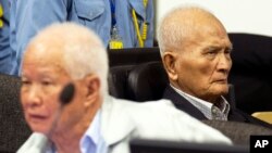 FILE - Khieu Samphan (l), former Khmer Rouge head of state, and Nuon Chea, Khmer Rouge's chief ideologist and No. 2 leader, sit in the court room before they made closing statements at the U.N.- backed war crimes tribunal in Phnom Penh, Oct. 31, 2013. 