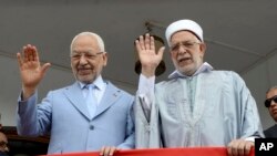 Le vice-président du parti islamiste Ennahda et candidat malheureux à la présidentielle Abdelfattah Mourou, à droite, et le chef du parti islamiste tunisien Ennahda, Rachid Ghannouchi, devant le siège du parti à Tunis, lundi 9 septembre 2019. (AP Photo / Hassene Dridi)