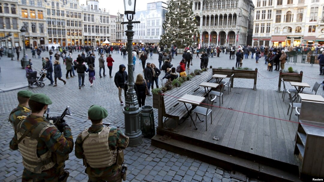Binh sĩ Bỉ đứng gác tại Quảng trường Lớn ở Brussels, 30/12/2015.