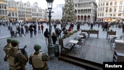 Des soldats belges montent la garde sur la Grand Place de Bruxelles 30 décembre 2015. 