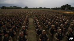 ARCHIVO - Tropas militares en El Salvador durante el Día de la Independencia, 15 de septiembre de 2024.