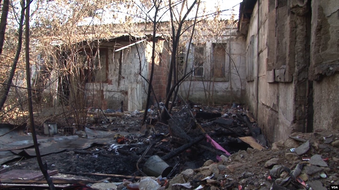 Zgrada bivšeg Studentskog centra u Prištini posle požara, 27. novembra 2020. godine (Foto: VOA)