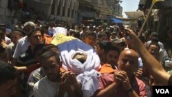 Warga Palestina membawa jenazah Saed Al Majdalawi, 21 tahun, yang tewas akibat ditembak tentara Israel di Jalur Gaza (17/8).