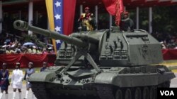 ARCHIVO - Venezuela, junto a Cuba y Nicaragua, están entre los países que más armas han comprado a Rusia en la región latinoamericana. EEUU identificó a otros seis países que poseen armamento ruso y ha ofrecido reemplazarlo por armas estadounidenses. 