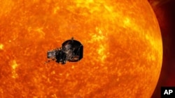 ARCHIVO - Imagen del Laboratorio de Física Aplicada de la Universidad Johns Hopkins el 31 de mayo de 2017 muestra la nave anterior de la NASA Solar Probe Plus acercándose al Sol.