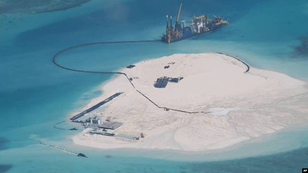 Sebuah kapal China terlihat tengah memperlebar struktur dan tanah di karang Johnson (yang disebut Mabini di Filipina dan Chigua oleh China), di kepulauan Spratly, Laut China Selatan (Foto: dok). 