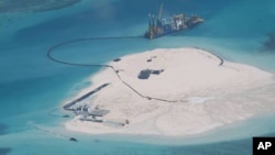 Sebuah kapal China terlihat tengah memperlebar struktur dan tanah di karang Johnson (yang disebut Mabini di Filipina dan Chigua oleh China), di kepulauan Spratly, Laut China Selatan (Foto: dok). 