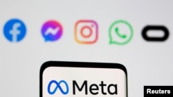 FOTO DE ARCHIVO: El nuevo logotipo de cambio de marca de Facebook, Meta, se ve en un teléfono inteligente frente al logotipo mostrado de Facebook, Messenger, Intagram, Whatsapp y Oculus en esta fotografía ilustrativa tomada el 28 de octubre de 2021. REUTERS