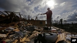 Kota Aibonito, Puerto Rico mengalami kerusakan parah pasca badai Maria, Senin (25/9). 