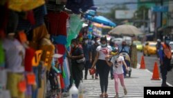 La gente camina por un área comercial en el centro de San Salvador, El Salvador, durante la pandemia del COVID-19, el 20 de julio del 2020. 