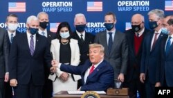도널드 트럼프(가운데) 미국 대통령이 8일 백악관에서 코로나 백신 '미국 우선' 공급 행정명령에 서명하면서 발언하고 있다.