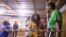 Sarah Lotus Asare, une bénévole qui travaille avec des adolescentes défavorisées, interagit avec une fille dans une salle de boxe à James Town, Accra, Ghana, le 12 février 2021.