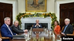 ប្រធានាធិបតី​សហរដ្ឋ​អាមេរិក​លោក Joe Biden (កណ្ដាល) ជួប​ជាមួយ​នឹងក្រុម​មេដឹកនាំ​កំពូលៗ​របស់​សភា​នៅ​ក្នុង​សេតវិមាន កាល​ពី​ថ្ងៃទី ២៩ ខែវិច្ឆិកា ឆ្នាំ២០២២។ 