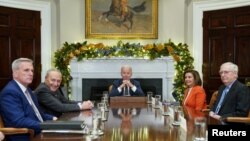 Le président des États-Unis, Joe Biden (au centre), rencontre les leaders du Congrès, dont la présidente de la Chambre des représentants, Nancy Pelosi, et le leader républicain du Sénat, Mitch McConnell, à la Maison-Blanche, à Washington, aux États-Unis, le 29 novembre 2022. 