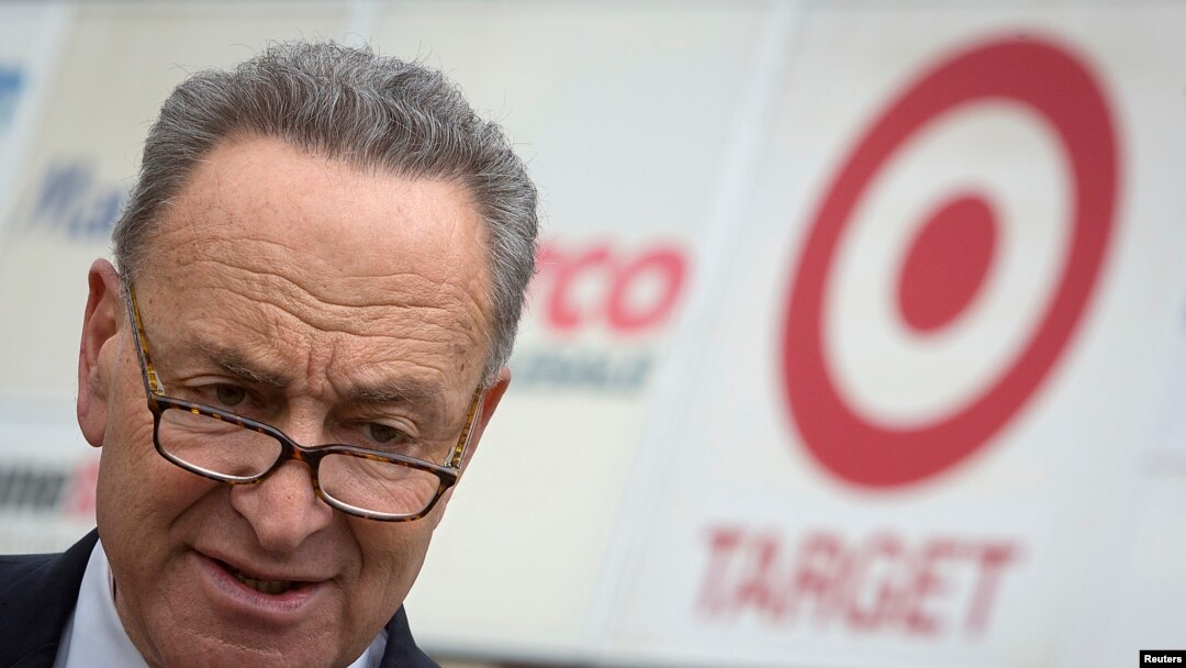 Senador Charles Schumer ofreció una conferencia de prensa en Harlem, Nueva York para pedir a la agencia federal de protección al comsumidor que investigue las infracciones en medidas de seguridad de la corporación Target.
