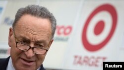 Senador Charles Schumer ofreció una conferencia de prensa en Harlem, Nueva York para pedir a la agencia federal de protección al comsumidor que investigue las infracciones en medidas de seguridad de la corporación Target.