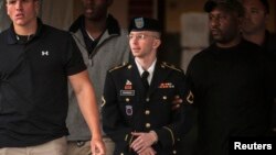 El soldado Bradley Manning, llega escoltado a la Corte Marcial en Fort Meade, Maryland.