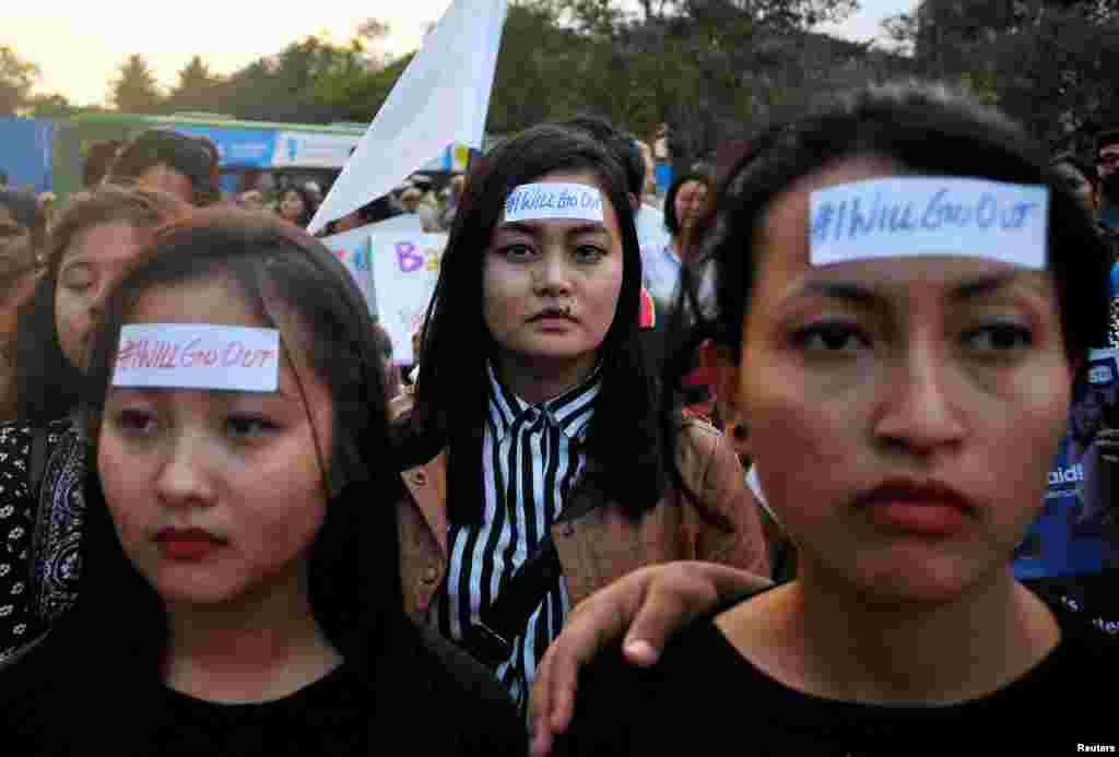 Peserta demonstrasi #IWillGoOut untuk solidaritas terhadap protes Women&#39;s March di Washington, di sepanjang jalan di Bengaluru, India (21/1).&nbsp;(Reuters/Abhishek N. Chinnappa)&nbsp;