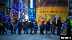 Decenas de personas enfrentan sin miedo al frío con el objetivo de adquirir cualquier recuerdo que pruebe que estuvieron presentes en la edición XLVIII del Super Bowl, esta vez en Nueva York. 