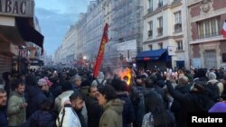 Para pengunjuk rasa bentrok dengan polisi saat demonstrasi di dekat Rue d'Enghien, Paris setelah aparat melepaskan tembakan yang menewaskan dan melukai beberapa orang di distrik pusat Paris, Prancis, 23 Desember 2022. (Foto: REUTERS/Clotaire Achi)