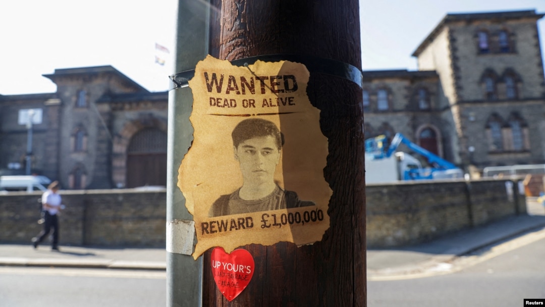 FILE: Gambar Daniel Abed Khalife, mantan tentara yang diduga melakukan tindak pidana terorisme, dipajang di dekat penjara Wandsworth tempat ia melarikan diri, di London, Inggris, 7 September 2023. (Anna Gordon/REUTERS)