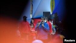 Oposición y gobierno de Venezuela conmemoran el Día de la Juventud con marchas callejeras, en Caracas, el 12 de febrero de 2022.
