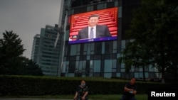 中國一百貨店的電視屏幕顯示中國國家主席習近平5月21日出席中國人民政治協商會議全國委員會（簡稱全國政協）會議開幕式。