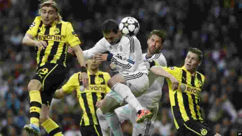 Gonzalo Higuain, jogador argentino do Real Madrid, cabeceia a bola durante jogo da segunda m&atilde;o da semifinal da Liga dos Campe&otilde;es entre o Real Madrid e o Borussia Dortmund em Madrid (Espanha) na ter&ccedil;a-feira (30 de Abril 2013).