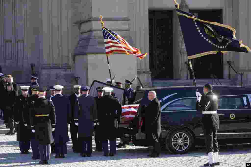 El coche fúnebre que transporta el ataúd del expresidente Jimmy Carter envuelto en la bandera llega a la Catedral Nacional de Washington, el 9 de enero de 2025, para el funeral de Estado.