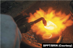 Proses peleburan untuk menghasilkan dore bullion. (Foto: BPPT/BRIN)