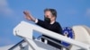 Menteri Luar Negeri AS Antony Blinken melambaikan tangan ketika ia bersiap berangkat dari Pangkalan Udara Andrews di Maryland untuk memulai kunjungan kerja luar negeri, pada 18 Januari 2022. (Foto: AP/Alex Brandon)