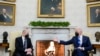 Presiden AS Joe Biden (kanan) bertemu dengan Kanselir Jerman Olaf Scholz di Gedung Putih, Washington, pada 7 Februari 2022. (Foto: AP/Alex Brandon)