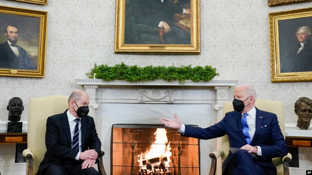 Presiden AS Joe Biden (kanan) bertemu dengan Kanselir Jerman Olaf Scholz di Gedung Putih, Washington, pada 7 Februari 2022. (Foto: AP/Alex Brandon)