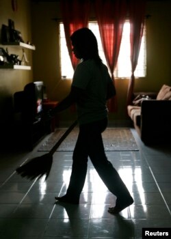 Seorang PRT tengah membersihkan rumah majikannya di Kuala Lumpur, Malaysia, 26 Juni 2009. (REUTERS/Zainal Abd Halim/Ilustrasi)