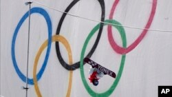 Atlet snowboard Jepang, Ruka Hirano berlatih di jalur halfpipe Olimpiade Musim Dingin 2022, di Zhangjiakou, China, Senin, 7 Februari 2022. (AP/Kiichiro Sato)