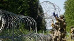 Soldados del ejército lituano instalan alambre de púas en la frontera con Bielorrusia en Druskininkai, Lituania, el 9 de julio de 2021. [Foto de archivo]