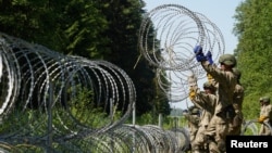 Soldados del ejército lituano instalan alambre de púas en la frontera con Bielorrusia en Druskininkai, Lituania, el 9 de julio de 2021. [Foto de archivo]