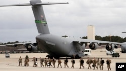 Солдаты воздушно-десантной дивизии США на пути к самолету C-17, направляющемуся в Европу из Форта-Брэгг, 3 февраля 2022 г.