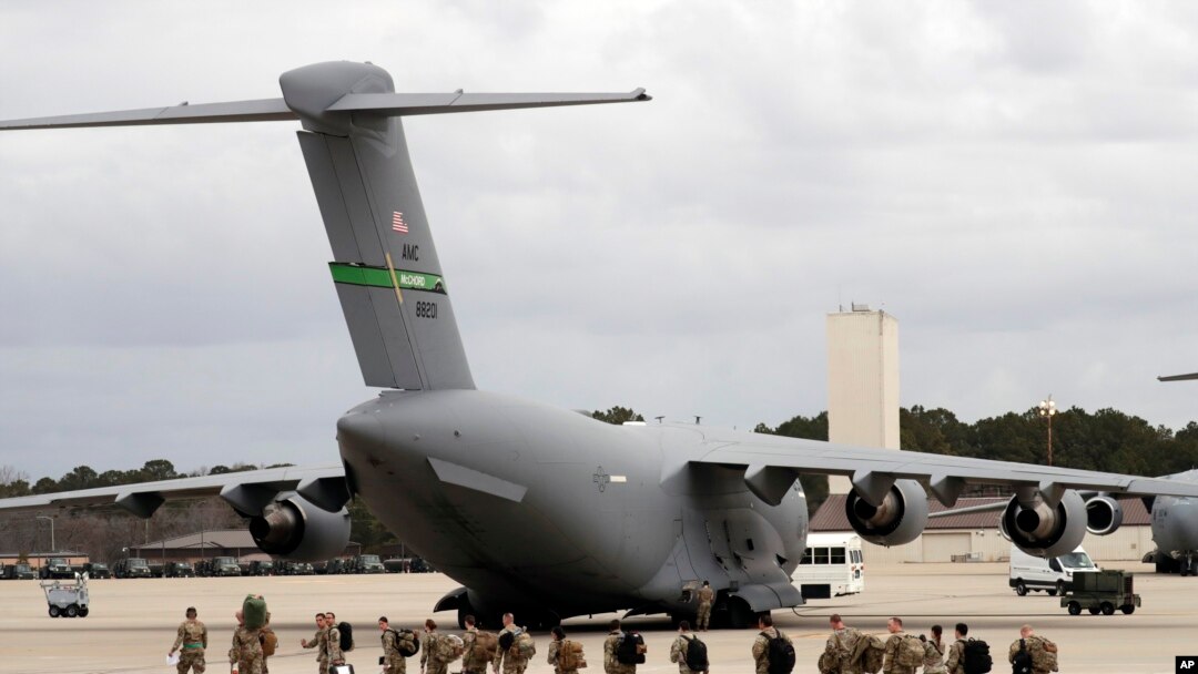 Pasukan utama AS, elemen Divisi Lintas Udara ke-82, saat berangkat dari Fort Bragg, North Carolina, Jumat (4/2).
