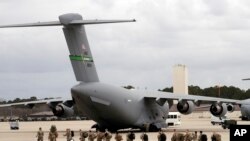 Tentara AS dari Divisi Lintas Udara ke-18 berjalan keluar menuju pesawat C-17 saat mereka dikerahkan ke Eropa pada Kamis, 3 Februari 2022 dari Fort Bragg, N.C. (Foto: AP/Chris Seward)