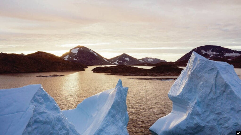 资料图：格林兰岛水面上漂浮的冰山。(photo:VOA)