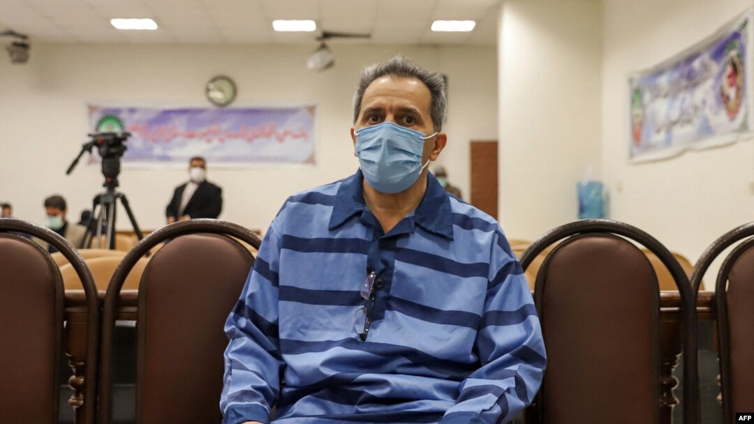 Jamshid Sharmahd attends the first hearing of his trial in Tehran on Feb. 6, 2022. (Photo by Koosha MAHSHID FALAHI / MIZAN NEWS AGENCY / AFP)